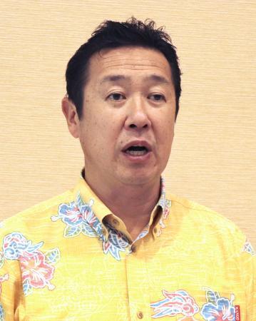 　与那国島の視察を終え、記者団の取材に応じる黄川田沖縄北方相＝６日午後、沖縄県石垣市