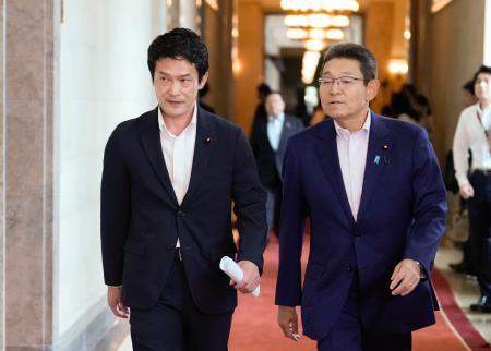 　中道改革連合の全議員懇談会に向かう小川代表（左）と笠浩史氏＝９日午前、国会