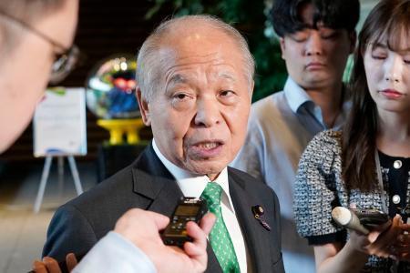 　高市首相と面会後、取材に応じる自民党の鈴木宗男参院議員＝１０日午前、首相官邸