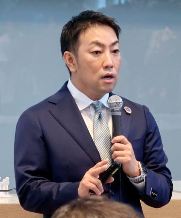 　記者会見で横浜市長選への出馬を表明する中谷一馬氏＝１２日午後、横浜市