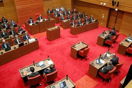 　市長選と市議選で電子投票を可能とする条例を全会一致で可決した岩手県陸前高田市議会＝１６日午前