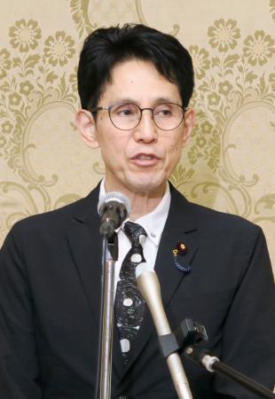　記者団の取材に応じる「民主改革の会」の階幹事長＝１７日午後、国会
