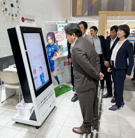 　ＡＩを活用した窓口の機器を体験する林前総務相（手前）＝８月、大阪府河内長野市役所