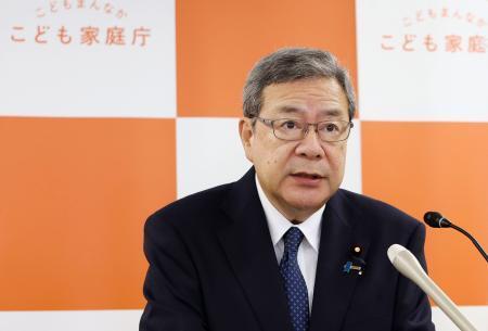　記者会見する中司規制改革相＝２５日午前、東京都千代田区