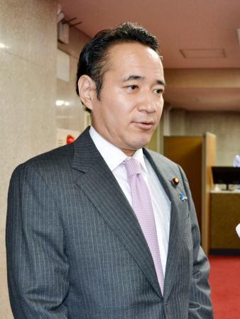 　記者団の取材に応じる簗農相＝１日午前、農水省