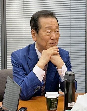 　記者団の取材に応じる小沢一郎元衆院議員＝６日午後、国会