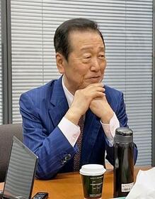 　記者団の取材に応じる小沢一郎元衆院議員＝６日午後、国会
