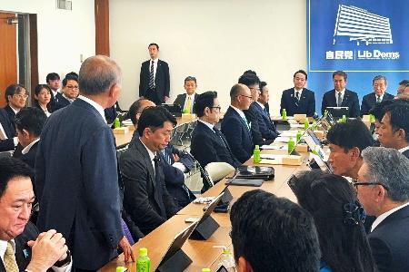 　自民党部会で、鈴木宗男参院議員（左手前から２人目）から叱責を受ける簗農相（奥右から３人目）＝９日午前、東京・永田町の党本部