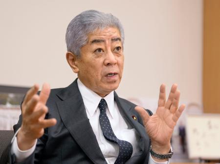 　インタビューに答える岩屋毅前外相
