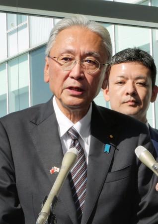 　記者団の取材に応じる日本台湾友好議員連盟の古屋圭司会長＝９日午後、羽田空港
