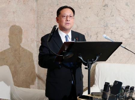 　閣議後に記者会見する関文科相＝１３日午前、国会