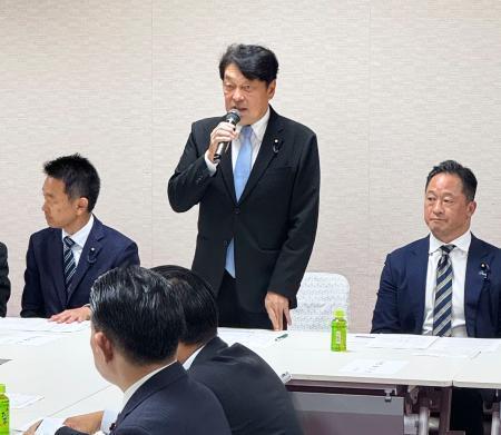 　自民党の「自衛隊の人的基盤強化を実現する議員連盟」の設立総会冒頭に発言する小野寺元防衛相（中央）＝１３日午後、東京・永田町の党本部