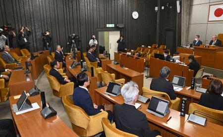 　簗農相に抗議する決議を可決した栃木県那須烏山市議会＝１４日午前