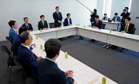 　国会内で開かれた衆院選挙制度に関する政党間協議の会合＝１５日午前