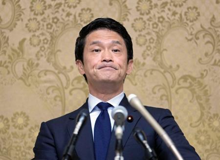 　記者会見する民主改革の会の小川代表＝１６日、国会