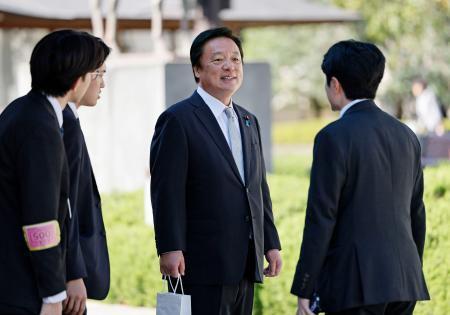 　靖国神社を参拝した若宮健嗣首相補佐官（中央）＝１８日午前、東京・九段北