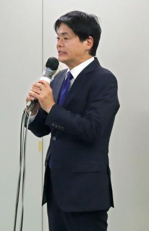 　横浜市長選で落選が決まり、敗戦の弁を述べる前市長の山中竹春氏＝１８日午後、横浜市