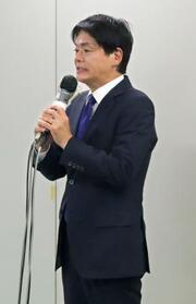 　横浜市長選で落選が決まり、敗戦の弁を述べる前市長の山中竹春氏＝１８日午後、横浜市