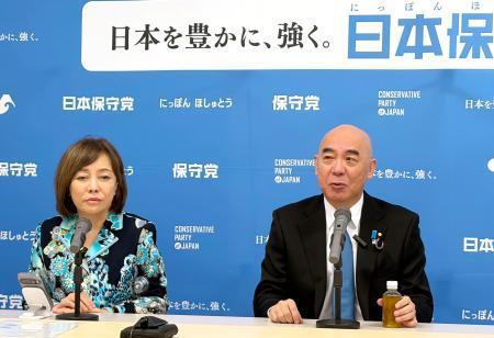 　記者会見する日本保守党の百田代表（右）＝１９日午後、国会