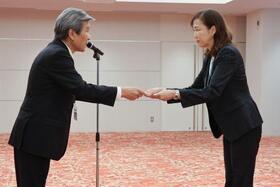 　横浜市長選で初当選し、当選証書を受け取る原沢敦美氏（右）＝１９日午後、横浜市役所