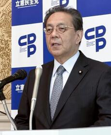 　記者会見する立憲民主党の水岡俊一代表＝１９日午前、国会