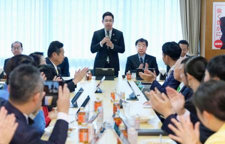 　自民党の沖縄振興調査会と美ら島議員連盟の合同会議であいさつする沖縄県の古謝玄太知事＝２０日午前、東京・永田町の党本部