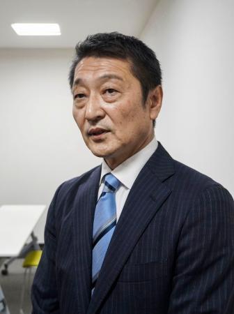 　取材に応じる新居泰人氏＝２０日午後、東京都内