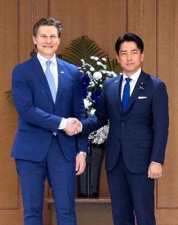 　会談で握手を交わす小泉防衛相（右）とフィンランドのハッカネン国防相＝２６日午後、防衛省