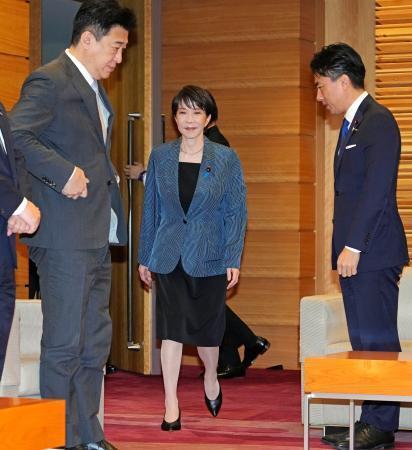 　閣議に臨む高市首相（中央）ら＝２７日午前、首相官邸