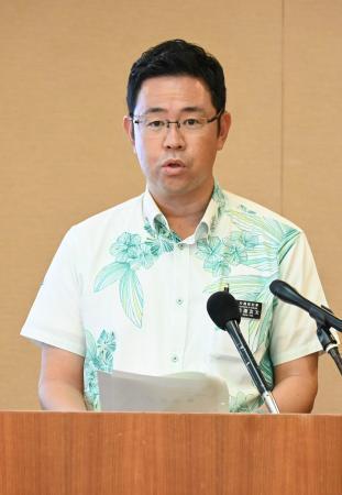 　記者会見する沖縄県の古謝玄太知事＝２７日午前、県庁