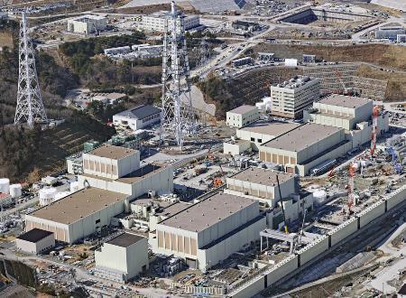 　宮城県の東北電力女川原発。手前右が２号機＝２０２３年２月