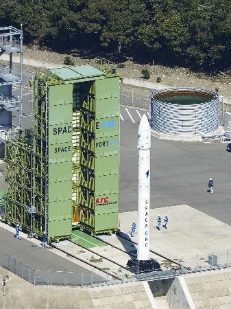 　３月、「スペースポート紀伊」で打ち上げを控えた小型ロケット「カイロス」１号機＝和歌山県串本町