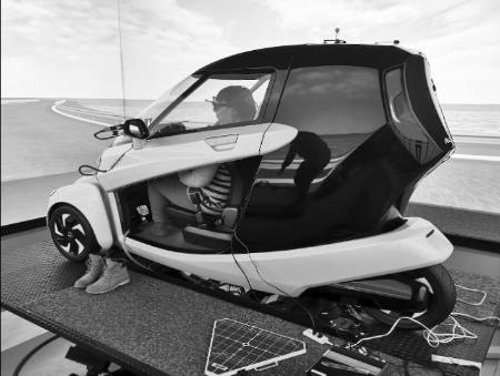 　運転シミュレーターを使った乗り物酔いの実験（名古屋大の加藤昌志教授提供）