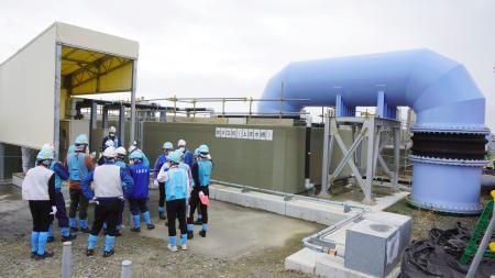 　東京電力福島第１原発構内で希釈した処理水を採取するＩＡＥＡや中国などの専門家＝１５日午前（経産省提供）