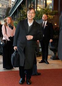 　ストックホルムのホテルに到着した大阪大の坂口志文特任教授＝５日（共同）