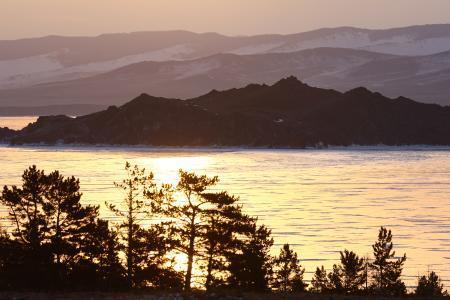 　朝焼けのバイカル湖＝３月、ロシア・イルクーツク州（タス＝共同）