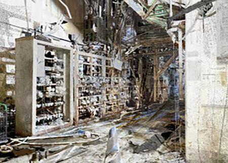 　小型ドローンによる調査を実施する福島第１原発３号機の原子炉建屋１階。左側はデブリ取り出し装置を搬入する際に妨げとなる収納棚（東京電力提供）