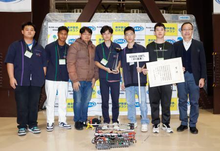 　第１０回廃炉創造ロボコンで最優秀賞を獲得したタイ高専のメンバーら＝２０日午後、福島県楢葉町