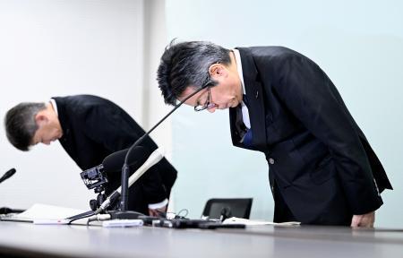 　浜岡原発の審査を巡る不適切事案について、臨時記者会見で謝罪する中部電力の林欣吾社長（右）＝５日午後、名古屋市