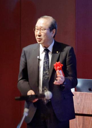 　講演する京都大の北川進特別教授＝７日午前、仙台市