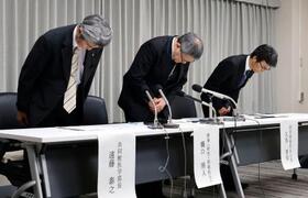 　記者会見で謝罪する鹿児島大幹部ら＝９日午後、鹿児島市