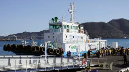 　お披露目されたタグボート「天歐」＝１４日午後、広島県福山市