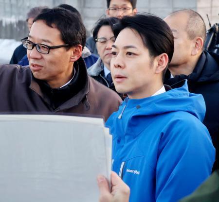 　北海道釧路市のメガソーラー建設予定地を視察する鈴木直道北海道知事（右）＝１５日午後