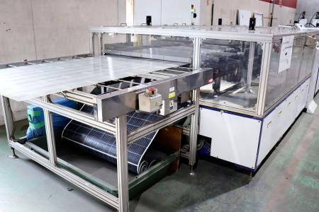 　リサイクルのため、ガラス板（上）と表面部分のシートに分けられた太陽光パネル＝１９日、東京都大田区