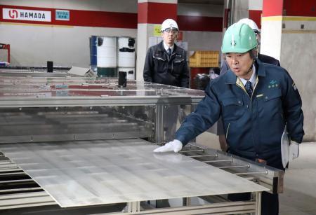 　太陽光パネルのリサイクル工場を視察する石原環境相＝１９日、東京都大田区