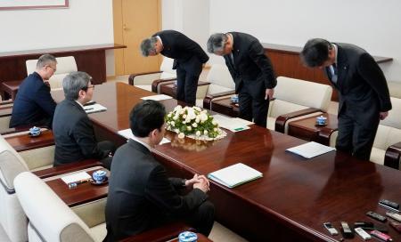 　東北電力東通原発で記録不正が見つかった問題で青森県庁を訪れ陳謝する石山一弘社長（奥中央）ら＝１８日午前