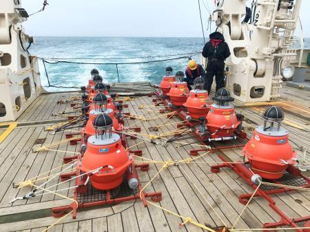 　北海道沖の海底に設置した観測装置＝２０１９年７月（東北大・北海道大・海洋研究開発機構提供）