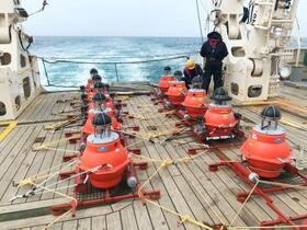 　北海道沖の海底に設置した観測装置＝２０１９年７月（東北大・北海道大・海洋研究開発機構提供）