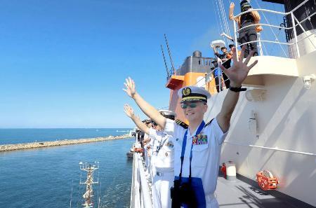 　オーストラリア西部・フリマントルに入港し、手を振る南極観測船「しらせ」の乗員＝２３日（南極観測隊同行記者撮影）