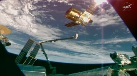 　国際宇宙ステーションのロボットアームから離脱した無人補給機「ＨＴＶ-Ｘ」１号機（ＮＡＳＡの中継から）